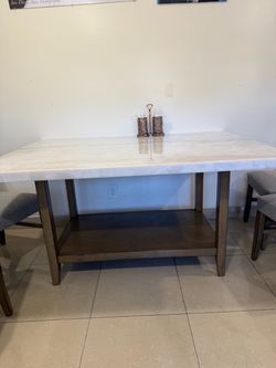 Dining table very good condition with six chairs with six
