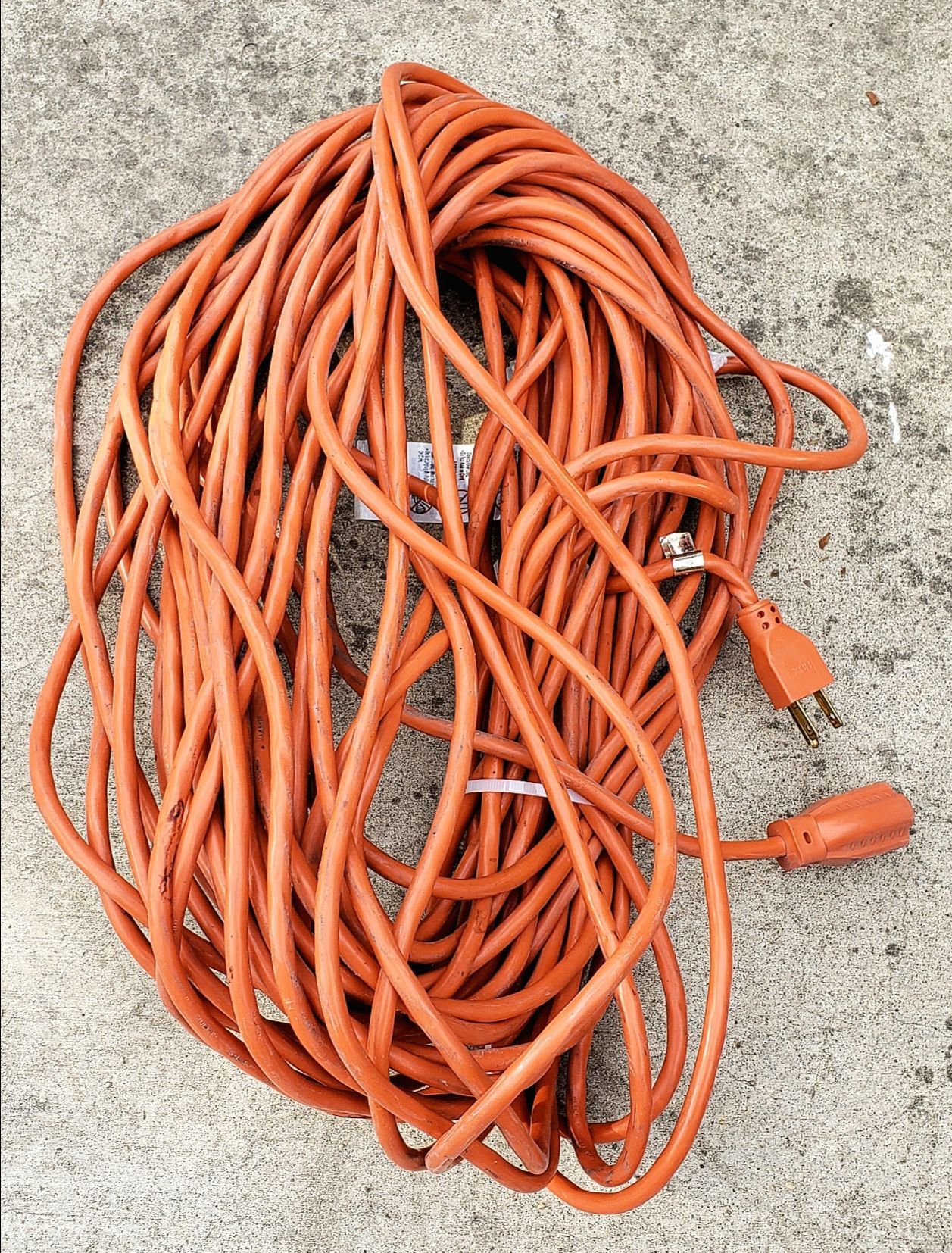 HDX 100' indoor/outdoor 16 guage extension cord