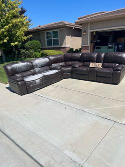 FREE RECLINING SECTIONAL COUCH