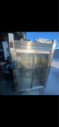 ❄️ TRAULSEN GLASS DOOR COMMERCIAL REFRIGERATOR — $1,000 FIRM ❄️ 💰 RETAIL PRICE: APPROX. $27,770 📍 Okeechobee, Florida 🚚 Delivery Available Within