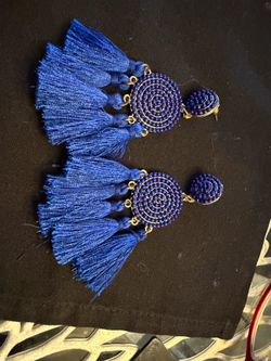 Set of two women earrings
