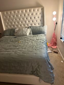 King bed post