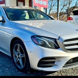 2011 Mercedes-Benz E - Class.  E300 Luxury 4MATIC Sedan