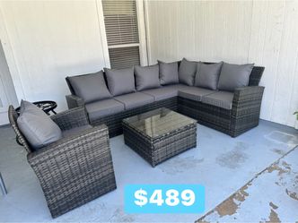 New inbox patio set with cushions (we finance and deliver)