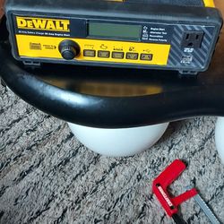DEWALT 30 AMP   BATTERY CHARGER  80 AMP ENGINE START  & USB 