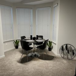 5pc Dining Room Set (PRICE IS FIRM)