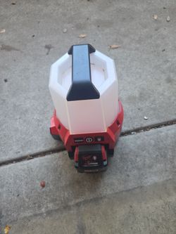 Milwaukee m18 compact site light with flood light