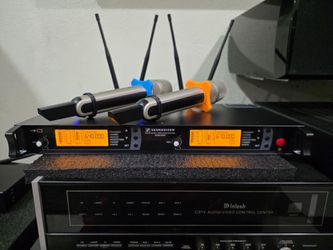 Top High quality SKM9000 wireless microphone 🎤 Brand New these are my extras Garranty very nice sound loud microphone 🎤 welcome for testing. 
What i