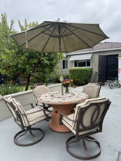Patio Table W 4 Chairs and umbrella