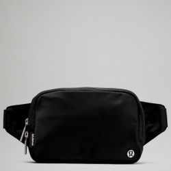 New Lululemon 2L Black Belt Bag