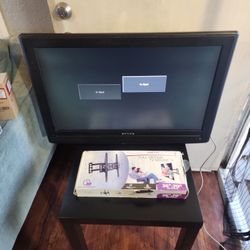 32" Inch LCD TV Dynex With Brand New Wall Mount