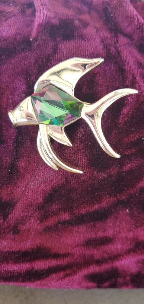 1960'S SARAH COVENTRY BROOCH