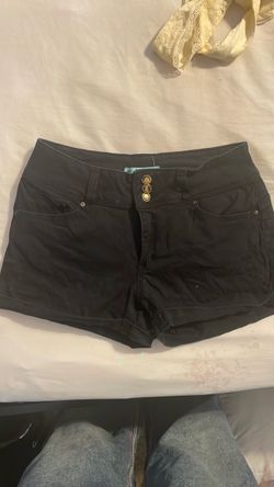 Mid rise black short