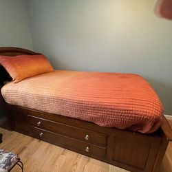 Beautiful Twin Bedroom Set  Bedding Included
