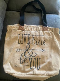    This is a Thirty-One Wander Tote with the "Live True & Be You" Discontinued 