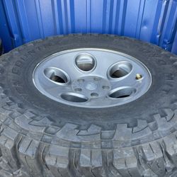 5 Jeep Wheels With 35x12.50x17 TOYO MT