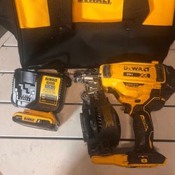 DEWALT 20V MAX Lithium-Ion 15-Degree Electric Cordless Roofing Nailer Kit with 2.0Ah Battery Charger and Bag