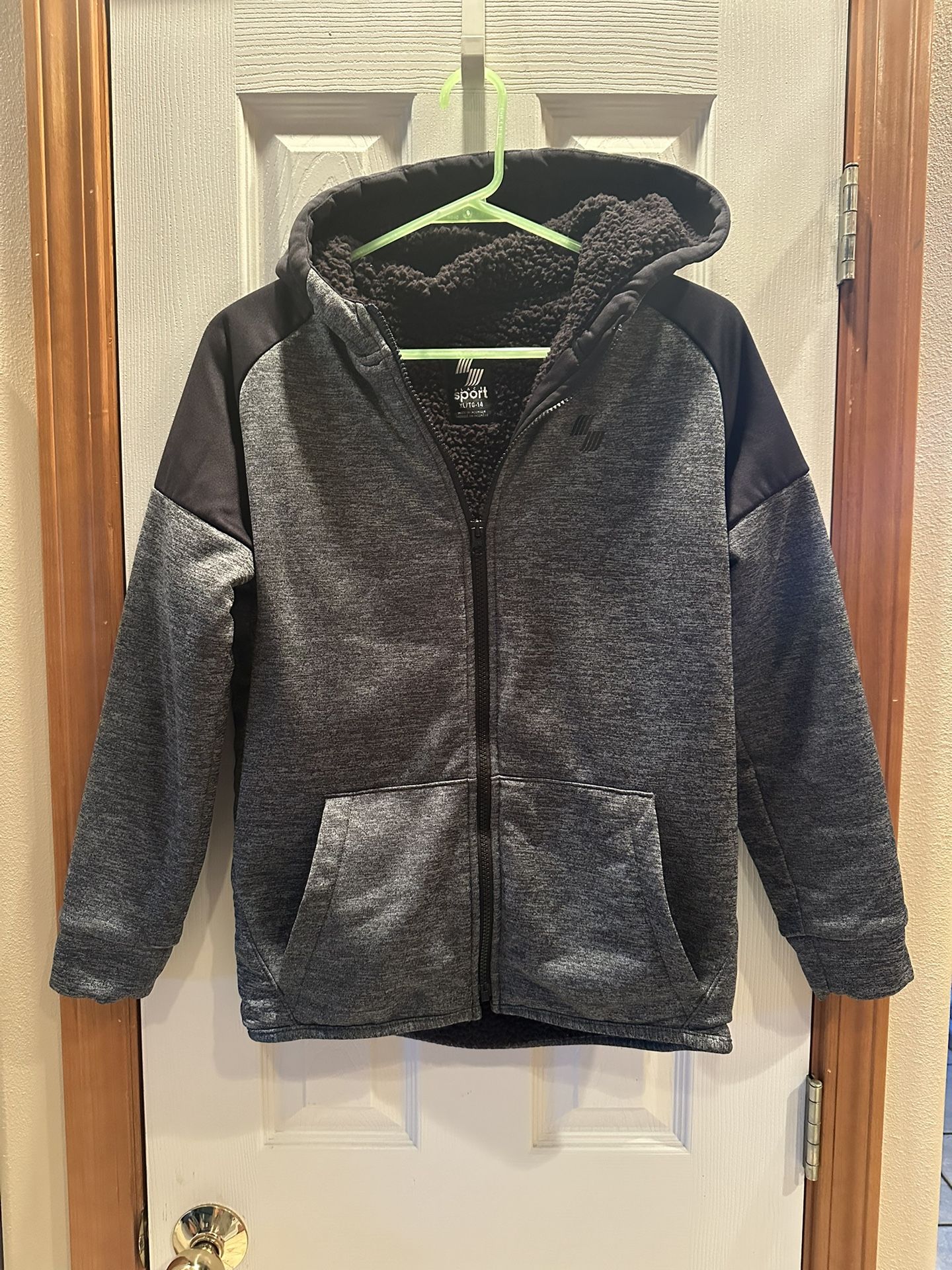 🏃🏻♂️Boys Size XL (14) And XXL (16) Youth Zippered Fleece Hoodie with Sherpa Lining by Children’s Place in like new condition