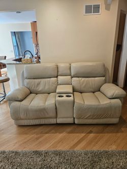 Cream leather power electric recliner w center console Northbrook 60062