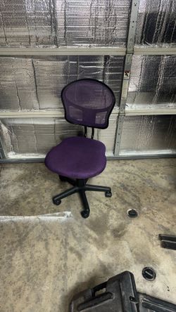 Desk Chair – Clean, Rolling, Ready to Use