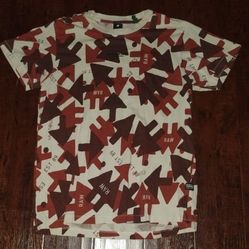 -Star RAW Men's Arrow Camo Loose T-shirt featuring an allover graphic camouflage print Men's Size Medium $15.00