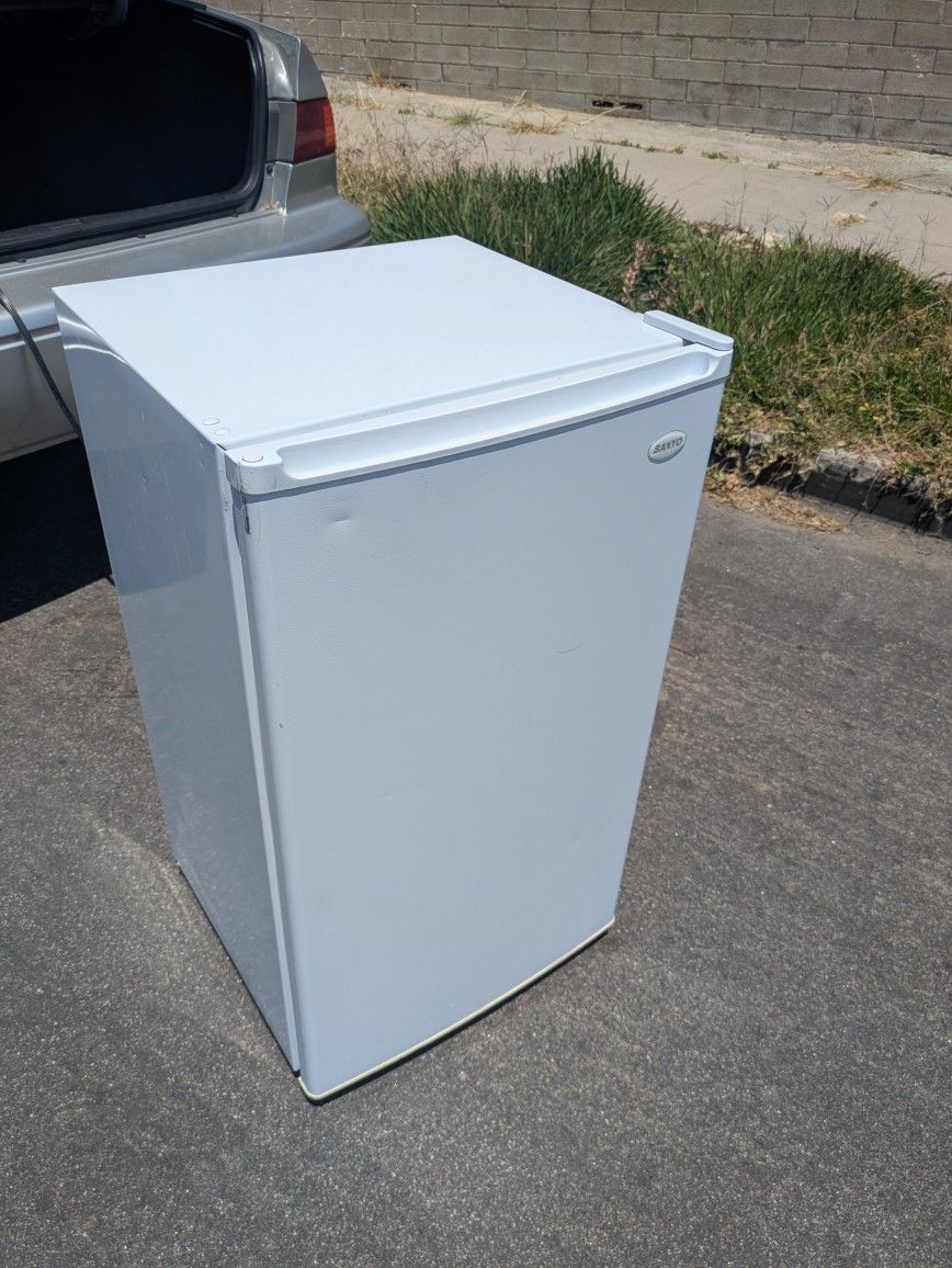 Mini fridge