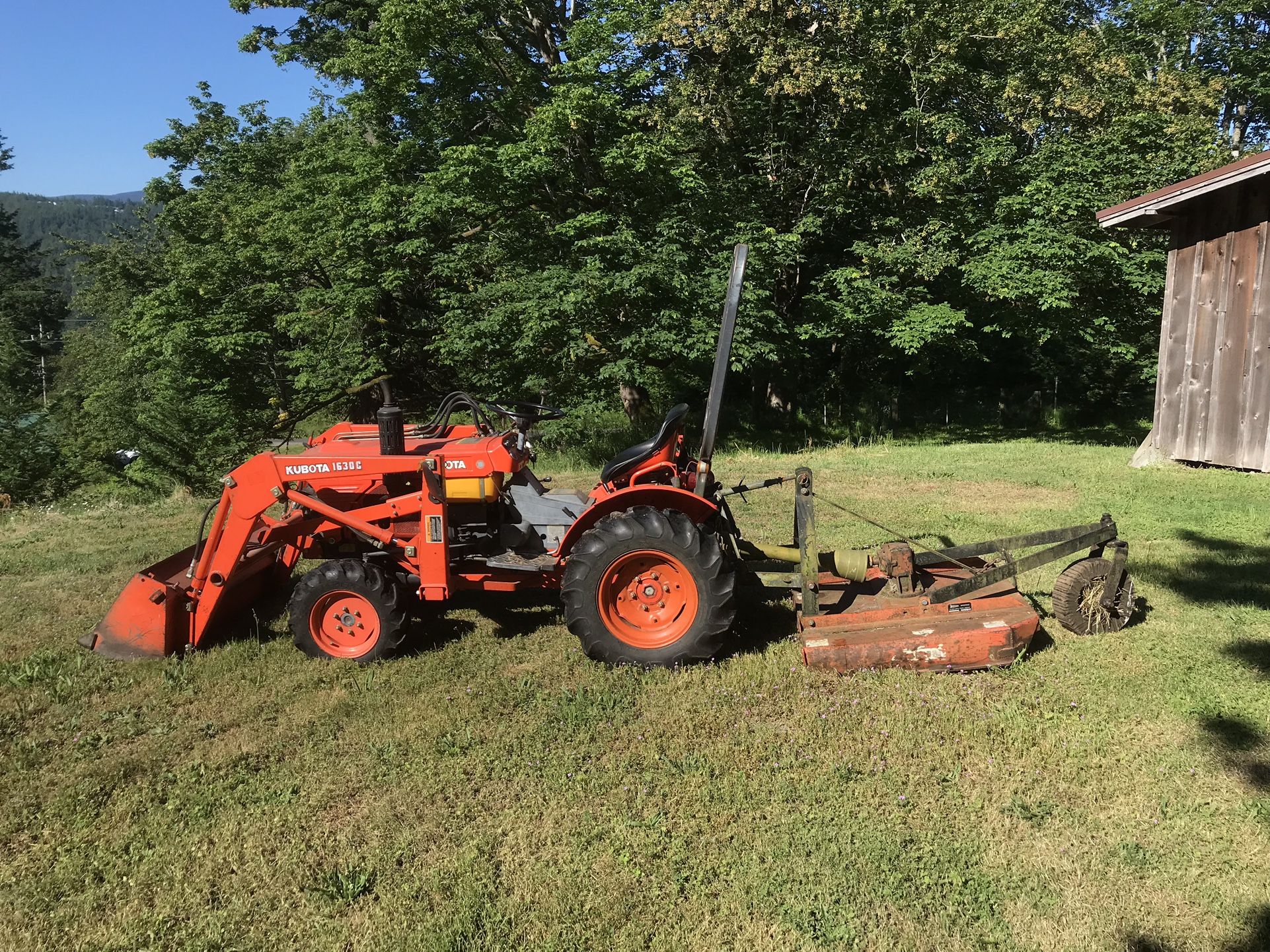 Kubota B7100 HST With Loader and Rotary Cutter