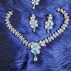 Elegant Diamond Cut Jewelry Set – Necklace, Earrings & Tikka 💎✨