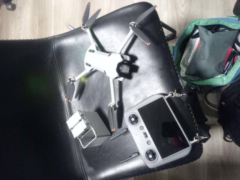 DJI MINI 4 PRO, RC 2 Controlle, W/3 BATTERIES XTRA PARTS