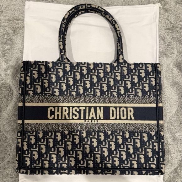 Large-sized embroidered bag