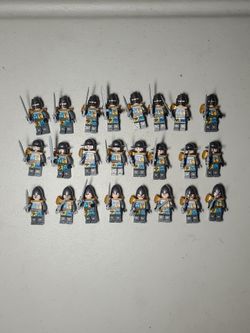 24 Castle Type Minifigures With Weapons
