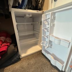 Mini fridge 