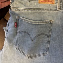 Women’s Levi’s Shaping Bootcut Size 30