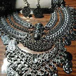 Grand Ladies Choker Party Necklace and Earring.