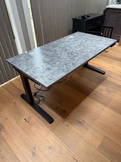 UPLIFT V2/V3 Electric Standing Desk- like new-58”x30”