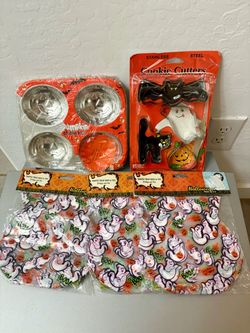 Halloween Cookie Cutters 4 pcs/ Baking Muffin Pan & Loot Bags (60)
