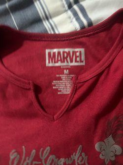 Marvel Web-Crawler Red V-Neck T-Shirt Size M