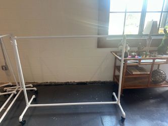 Adjustable retail rack with wheels