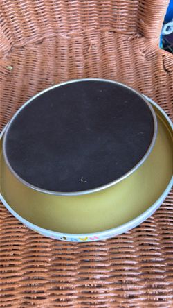 It's a cake stand music you spin it, and it plays music as it turns