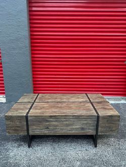 Rustic wood coffee table with a drawer in great condition / delivery negotiable