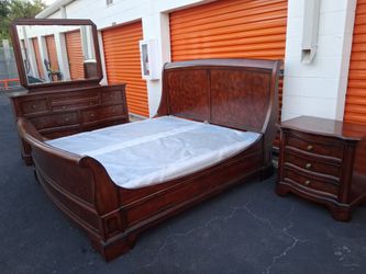 Kng Sz Bd St With Base Good Condition