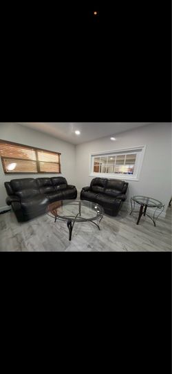 Juego de sala del Dorado Furniture y mesas