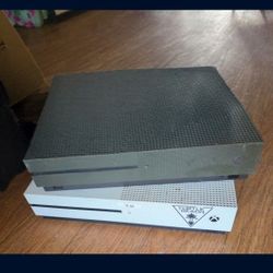Xbox One – Green/Military Edition And The White One Turtle Beach Edition
