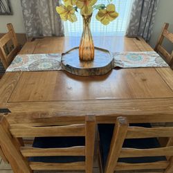 Dining Room Table & Chairs / Mesa y sillas de comedor