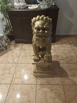 Fo   dog. garden. Statue