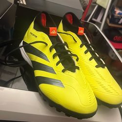 Adídas predator size 9 brand new  turf
