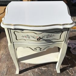 Bassett furniture 1 nightstand French provincial style off white/L19”*D14”*H24”(address in description   👇delivery 🚚 available within 15 miles for e