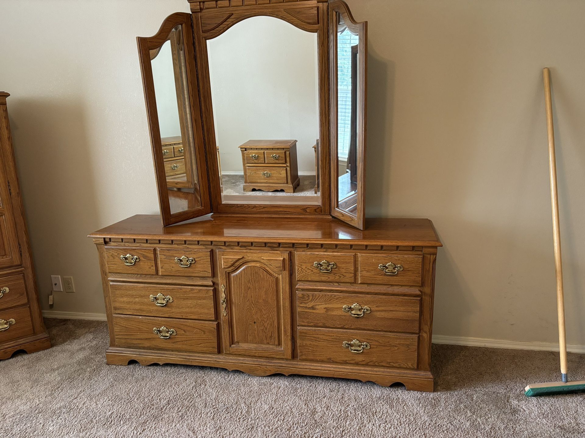 Thomasville Oak Bedroom Set (minus Bed Frame) for Sale in Broken Arrow