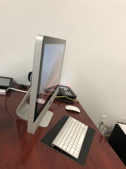 i Mac mid 2010 21.5 inch with keyboard and mouse