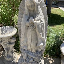 Virgin Mary Statue . Estatua De Guadalupe